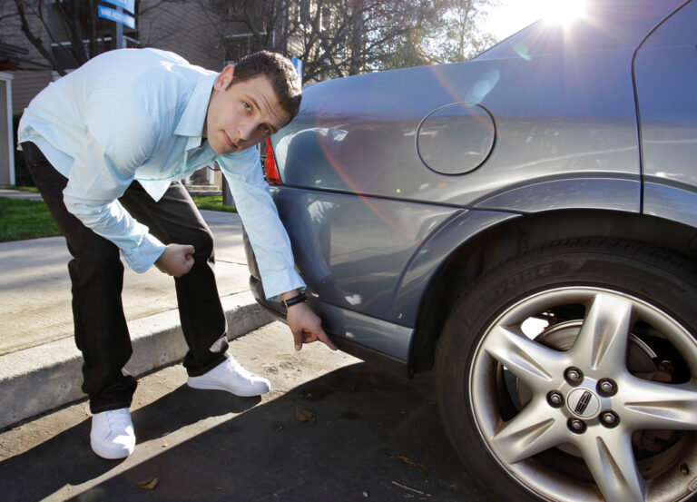 How do police track cars with car trackers?