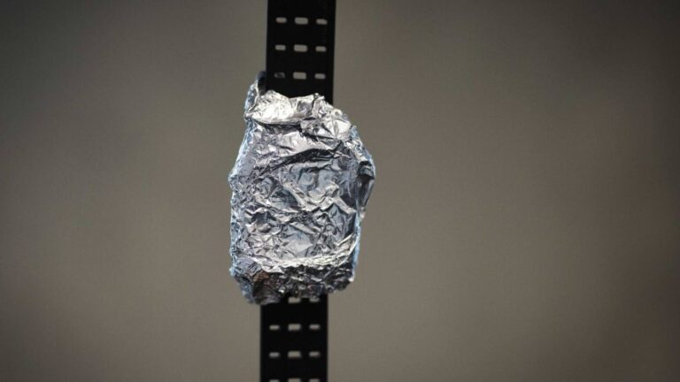 Does aluminum foil interfere with GPS?